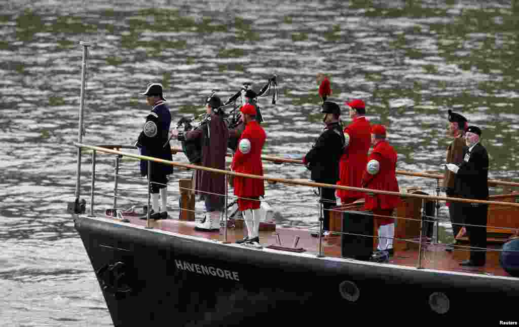 Chiếc tàu &#39;Havengore&#39;, từng đưa quan tài của Thủ tướng Anh Winston Churchill chạy dọc trên sông Thames, chở những người trong gia đình ông đi trên cùng một lộ trình, nhân kỷ niệm 50 năm ngày tang lễ của ông ở London.