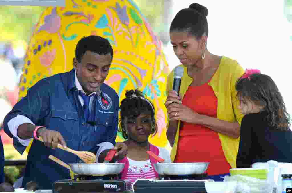 First lady Michelle Obama make tacos with chef Marcus Samuelsson. (AP)