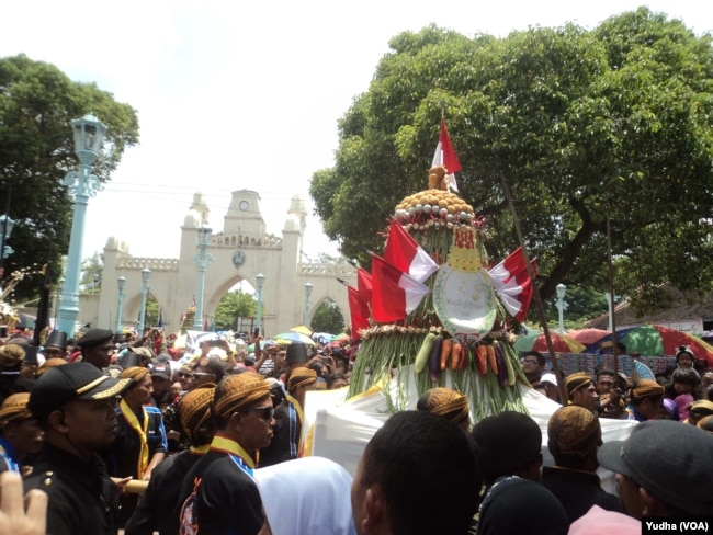 Salah satu Gunungan Gerebeg Mulud diarak sebelum diperebutkan ribuan warga di Masjid Agung Solo, Selasa (20/11). (Foto: VOA/Yudha)