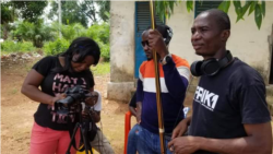 La cinéaste guinéenne Isabelle Kolkol Loua et son équipe de tournage.