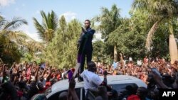 Robert Kyagulanyi, vedette pop ougandaise devenue député, prononce un discours devant son domicile à Kampala, en Ouganda, le 20 septembre 2018.