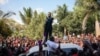 Robert Kyagulanyi, vedette pop ougandaise devenue député, prononce un discours devant son domicile à Kampala, en Ouganda, après son retour des Etats-Unis le 20 septembre 2018.
