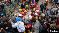 土耳其救援人員在礦難現場救出受傷的礦工