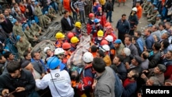 Seorang penambang yang terluka dibawa ke ambulans setelah diselamatkan dari ledakan tambang batu bara di Soma, Manisa, Turki (14/5). 