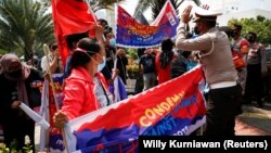 မြန်မာ့အရေး အာဆီယံ အထူးအစည်းအဝေးပြုလုပ်နေစဉ် ဆန္ဒပြနေသူများ (April 24, 2021)