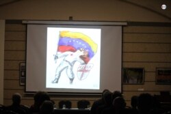 El artista gráfico Roberto Weil, mostró al público algunas de sus caricaturas más conocidas sobre la historia reciente de Venezuela. Foto: Luis F. Rojas/VOA.
