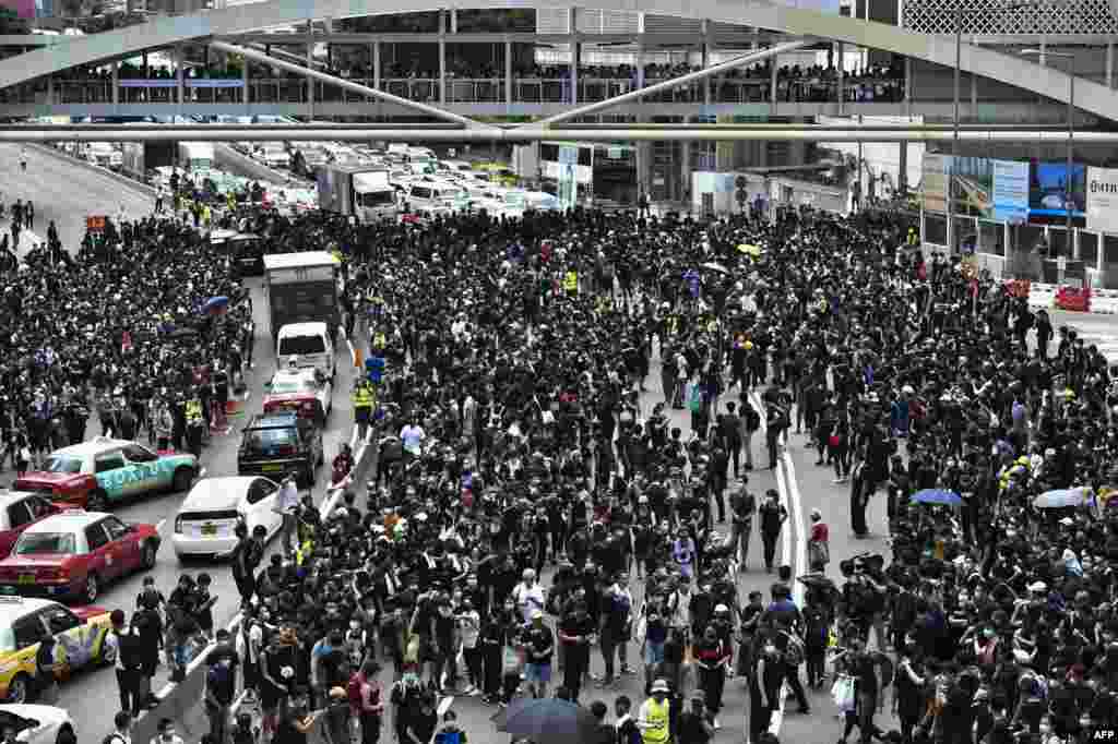 抗議者2019年6月21日佔據了香港政府總部外的一條主要道路。數百名穿著黑衣的示威人士封鎖了香港立法會外的一條高速公路，要求當局撤回逃犯條例修訂。