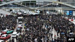 抗議者2019年6月21日佔據了香港政府總部外的一條主要道路。數百名黑衣人士封鎖了香港議會外的一條高速公路，要求親北京的香港特首辭職。 