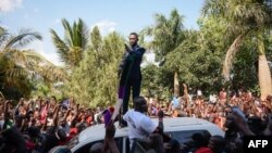 Robert Kyagulanyi, vedette pop ougandaise devenue député, prononce un discours devant son domicile à Kampala, en Ouganda, après son retour des Etats-Unis le 20 septembre 2018.