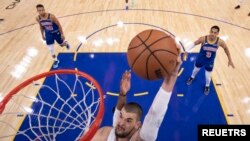 Ivica Zubac des LA Clippers dunks lors d'un match contre les Golden State Warriors, USA, le 21 octobre 2021.