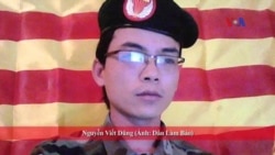 Thanh niên mặc quân phục Việt Nam Cộng hòa ra tù