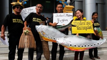Người dân biểu tình và kiện công ty điện ở Thái Lan vào năm 2014 vì đã đồng ý mua điện từ đập Xayaburi của Lào.