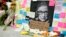 រូបថតរបស់អ្នកស្រី Ruth Bader Ginsburg ចៅក្រមតុលាការកំពូលសហរដ្ឋអាមេរិក ត្រូវបានដាក់តាំងនិងគោរព នៅខាងក្រៅបណ្ណាល័យសកលវិទ្យាល័យច្បាប់ Harvard នៅទីក្រុង Cambridge រដ្ឋ Massachusetts កាលពីថ្ងៃទី ១៨ ខែកញ្ញា ឆ្នាំ២០២០។