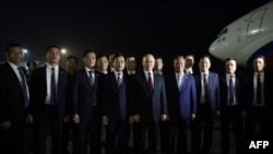 Foto yang dirilis oleh media pemerintah Rusia, Sputnik, tampak Presiden Rusia Vladimir Putin (tengah) berfoto sebelum terbang kembali ke Rusia di Bandara Internasional Noi Bai di Hanoi, Kamis, 21 Juni 2024. (Foto: Gavriil Grigorov/Pool/AFP)