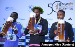 Milkesa Mengesha (peraih medali emas), Cyprian Kimurgor Kotut (perak), dan Haymanot Alew (perunggu). (Foto: Annegret Hilse/REUTERS)