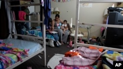Keluarga kurang mampu tinggal di sebuah tempat penampungan di Los Angeles, AS (foto: dok).