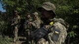 乌克兰军队士兵站在哈尔科夫地区的乌俄边境附近。（2023年6月4日）