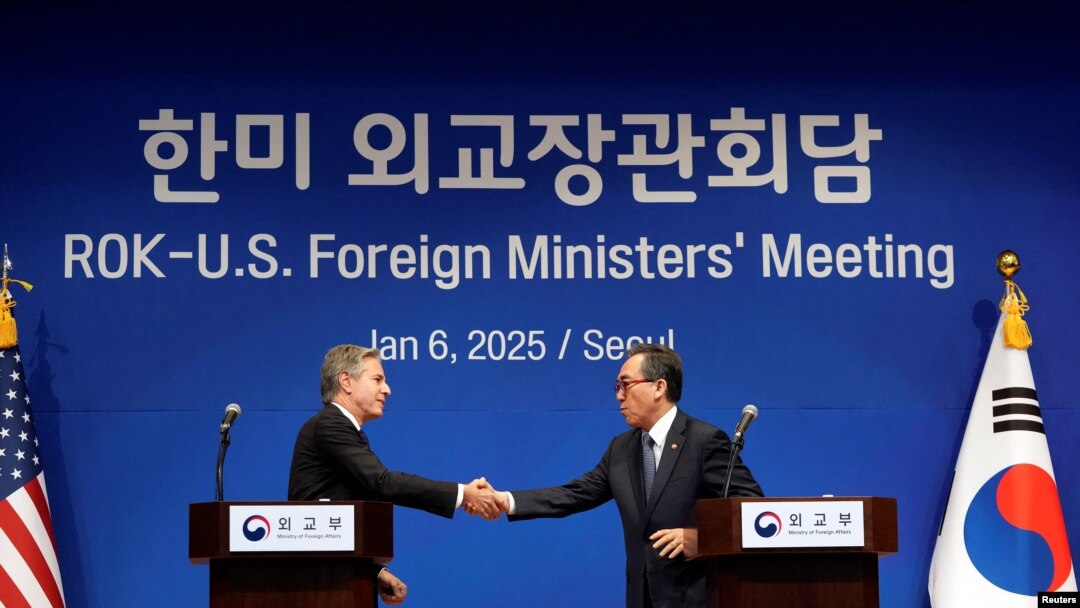 Menteri Luar Negeri Amerika Serikat Antony Blinken (kiri), dan Menteri Luar Negeri Korea Selatan Cho Tae-yul, berjabat tangan setelah konferensi pers di Kementerian Luar Negeri di Seoul, Korea Selatan, Senin, 6 Januari 2025. (Lee Jin-man/Pool melalui REUTERS)