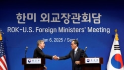 Menteri Luar Negeri Amerika Serikat Antony Blinken (kiri), dan Menteri Luar Negeri Korea Selatan Cho Tae-yul, berjabat tangan setelah konferensi pers di Kementerian Luar Negeri di Seoul, Korea Selatan, Senin, 6 Januari 2025. (Lee Jin-man/Pool melalui REUTERS)