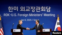 Menteri Luar Negeri Amerika Serikat Antony Blinken (kiri), dan Menteri Luar Negeri Korea Selatan Cho Tae-yul, berjabat tangan setelah konferensi pers di Kementerian Luar Negeri di Seoul, Korea Selatan, Senin, 6 Januari 2025. (Lee Jin-man/Pool melalui REUTERS)