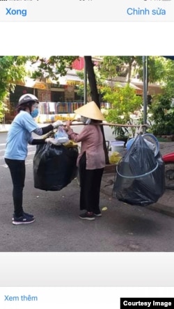 Nhóm Fiat trao thức ăn cho người già neo đơn. Photo Vu Thi Kim Huong.