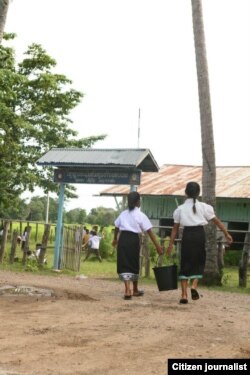 ເດັກນ້ອຍນັກຮຽນ ຢູ່ໂຮງຮຽນບ້ານນອກແຫ່ງນຶ່ງຂອງລາວ