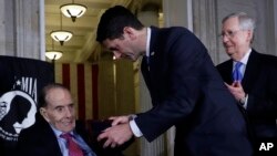 Ketua DPR AS Paul Ryan, menyerahkan Medali Emas Kongres kepada mantan Senator Bob Dole di Capitol Hill, 17 Januari 2018, Washington DC, disaksikan oleh Pemimpin Mayoritas Senat AS, Mitch McConnell.