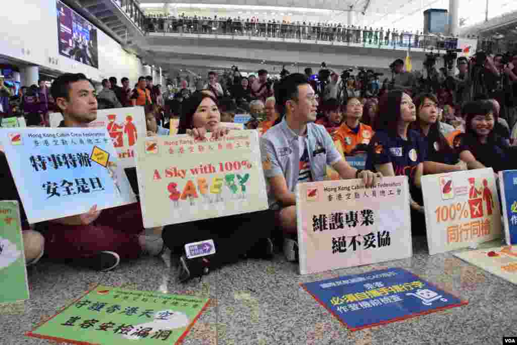 參與靜坐的航空業從業員。（美國之音湯惠芸攝）