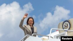 La vicepresidenta de Estados Unidos, Kamala Harris, sube al Air Force Two tras abandonar el aeródromo militar Pope después de hacer campaña en Fayetteville, Carolina del Norte, EEUU, el 18 de julio de 2024.