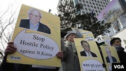 Warga di Seoul dengan membawa poster utusan AS Stephen Bosworth melakukan protes soal kebijakan terhadap Pyongyang, 5 Januari 2011.