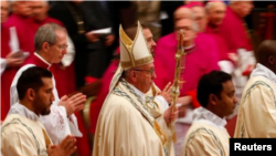 El Papa Francisco llega a la Basílica de San Pedro, en el Vaticano, para la oración del Te Deum en vísperas de Año Nuevo, el 31 de diciembre de 2017. REUTERS/Tony Gentile