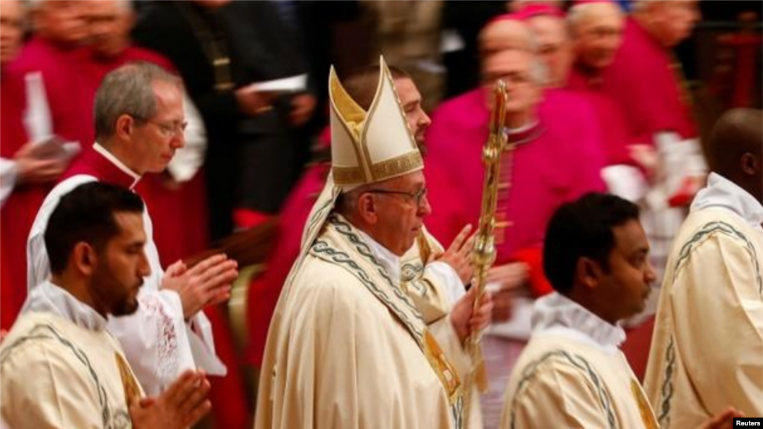 El Papa Francisco llega a la Basílica de San Pedro, en el Vaticano, para la oración del Te Deum en vísperas de Año Nuevo, el 31 de diciembre de 2017. REUTERS/Tony Gentile