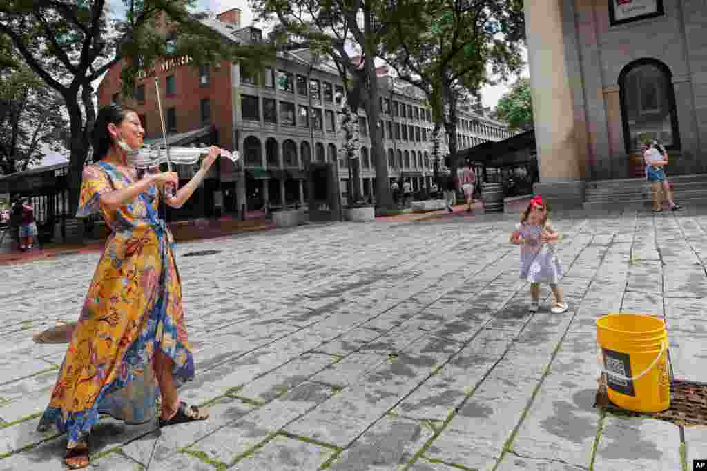 زن جوان ویولن نواز در پارکی در شهر بوستون اجرا می‌کند و یک دختر سه ساله با ساز او می رقصد. 