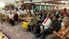 Duta Besar RI Mahendra Siregar (tengah, baju batik) serta tokoh-tokoh dan anggota masyarakat Indonesia menghadiri acara Paskah di Wisma Indonesia, Washington DC, Minggu, 28 April 2019 (Foto: Courtesy).