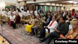 Duta Besar RI Mahendra Siregar (tengah, baju batik) serta tokoh-tokoh dan anggota masyarakat Indonesia menghadiri acara Paskah di Wisma Indonesia, Washington DC, Minggu, 28 April 2019 (Foto: Courtesy).