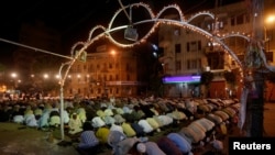 Para pria melakukan shalat tarawih di sepanjang jalan untuk menandai bulan Ramadhan di Karachi, Pakistan tanggal 27 Mei 2017 (foto: REUTERS/Akhtar Soomro)