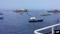 Perahu nelayan yang membawa aktivis dan relawan yang tergabung dalam koalisi non-pemerintah bernama Atin Ito melewati perairan Palauig Point, Zambales, barat laut Filipina saat menuju Scarborough Shoal pada 15 Mei 2024. (Foto: via AP)