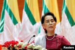 រូប​ឯកសារ៖ លោកស្រី Aung San Suu Kyi ថ្លែង​សុន្ទរកថា​ទៅ​កាន់​ប្រទេស​ជាតិ​អំពី​ស្ថានភាព​នៅរដ្ឋ Rakhine និងបញ្ហា​ជនជាតិ​រ៉ូហ៊ីងយ៉ា(Rohingya) កាល​ពី​ឆ្នាំ​២០១៧។