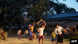 ရခိုင်ပြည်နယ်အတွင်း တိုက်ပွဲများကြောင့် ထွက်ပြေးတိမ်းရှောင်နေကြရသည့် ဒေသခံများ။ (ဇန်နဝါရီ ၄၊ ၂၀၁၉)
