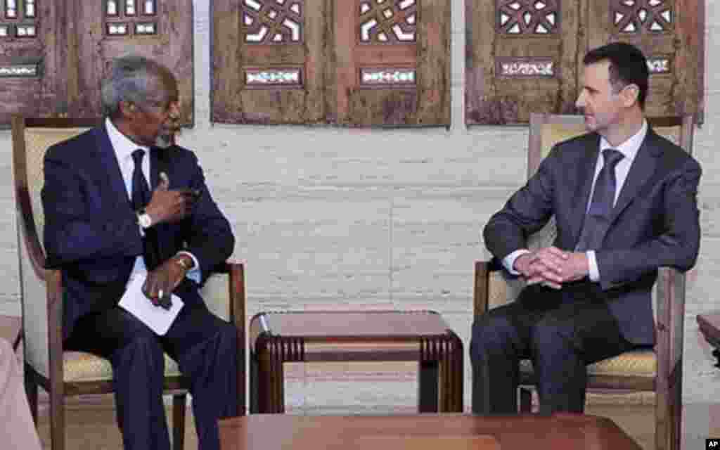 시리와 문제 논의를 위해 회동한 코피 아난 유엔 특사(왼쪽)와 바샤르 알 아사드 시리아 대통령.