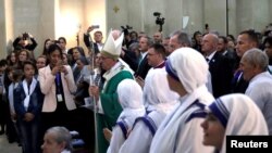 Le pape François arrive lors d'une messe à Bakou, Azerbaïdjan, le 2 octobre 2016.