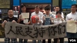 香港支联会5月12日中午在位于香港城市大学的临时六四纪念馆前，向媒体展示了六四死难者王楠的遗物。(美国之音谭嘉琪拍摄)