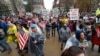 Au Michigan, des manifestants réclament des coupes de cheveux