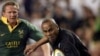 Chester Williams affronte Jonah Lomu lors d'un match entre l'Afrique du Sud et la Nouvelle-Zélande, Afrique du Sud, le 19 août 2000.