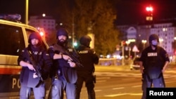 Policia bllokon një rrugë pranë sheshit Schwedenplatz, pas sulmit në Vienë.