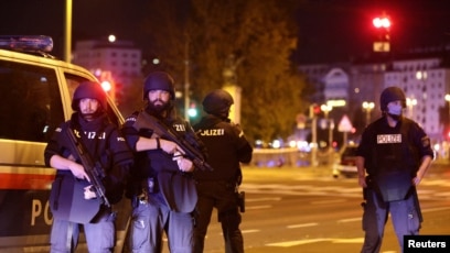 Policia bllokon një rrugë pranë sheshit Schwedenplatz, pas sulmit në Vienë.