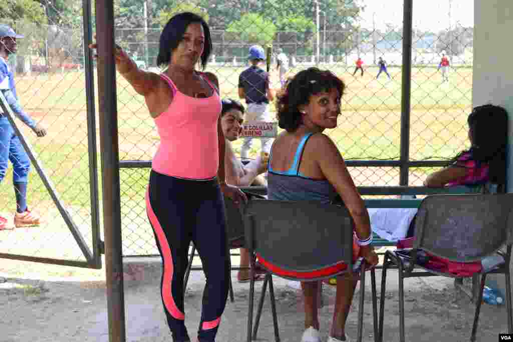 Ibu-ibu pemain liga bisbol Kuba di Havana. (VOA/R. Taylor)