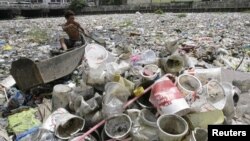 Sungai yang tertutup sampah di Manila. (Foto: Dok)