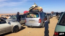 Les Libyens déplacés de la ville de Tawergha, dans l'ouest du pays, attendent d'entrer dans la ville, située à environ 250 kilomètres à l'est de la capitale Tripoli, le 1er février 2018.