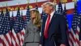 El candidato presidencial republicano, el expresidente Donald Trump, con la exprimera dama Melania Trump en una fiesta para ver la noche de las elecciones en el Centro de Convenciones de Palm Beach, el miércoles 6 de noviembre de 2024, en West Palm Beach, Florida. 